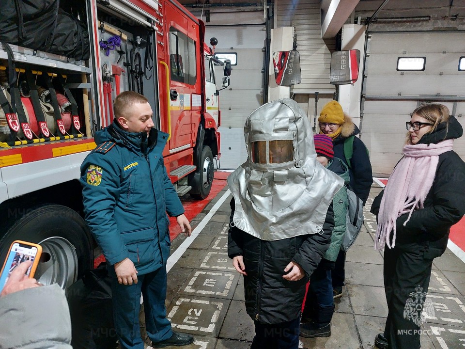 Школьники из Одинцова посетили пожарно-спасательную часть к 35-летию МЧС России