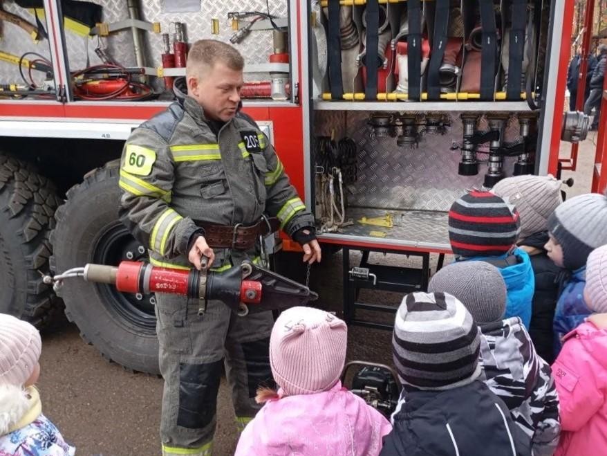 Экспресс‑курс по безопасности: как огнеборцы Лотошина покорили сердца воспитанников детсада «Родничок»