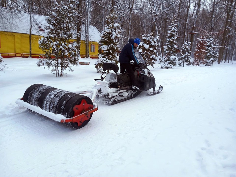 «Пешеходы, посторонитесь»: в парке Островского готовят «зимнюю магистраль» для лыж