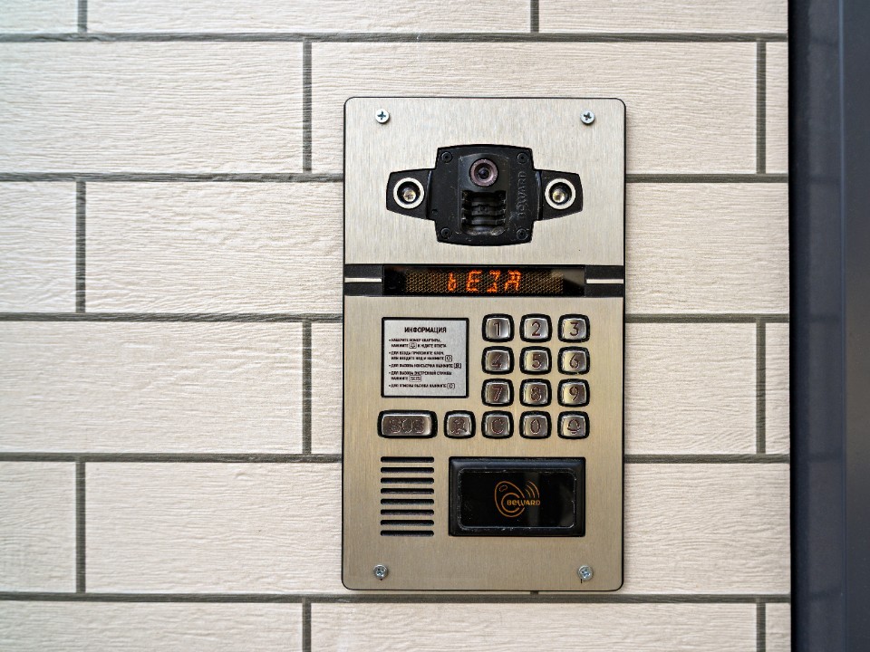 Город под видеозащитой: в Сергиевом Посаде началась поэтапная установка видеодомофонов в жилых домах