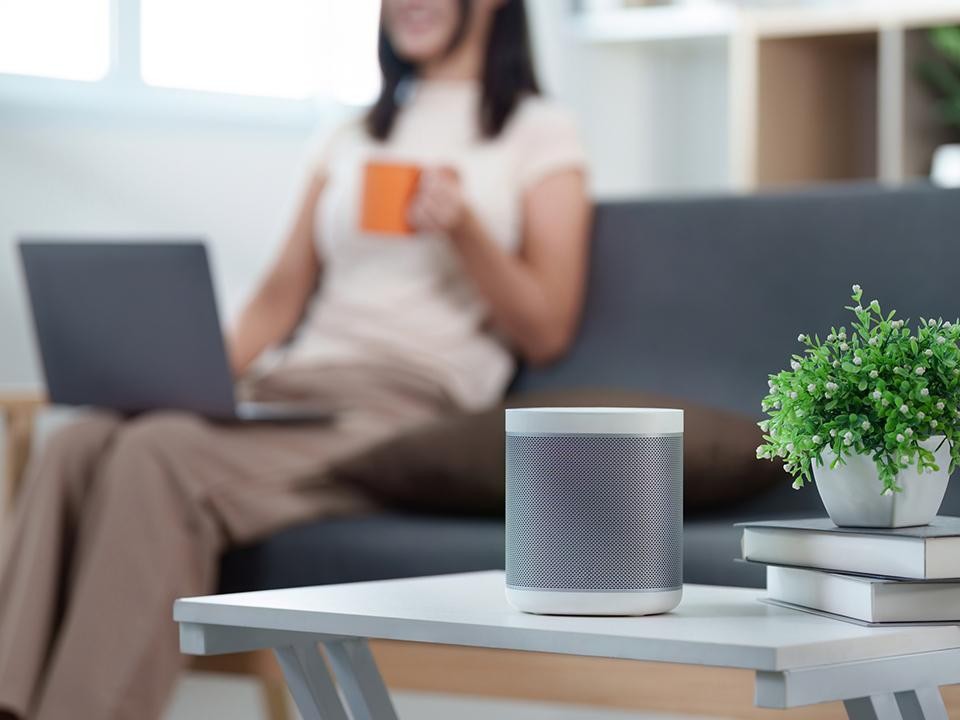 Чужие глаза в вашей гостиной: взломать камеру умного дома проще, чем вы думаете