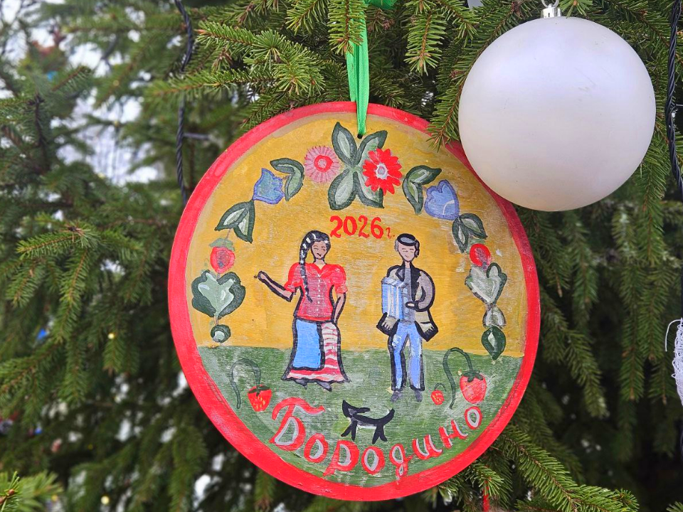 Бородинскую красавицу ель одели в эксклюзивные украшения