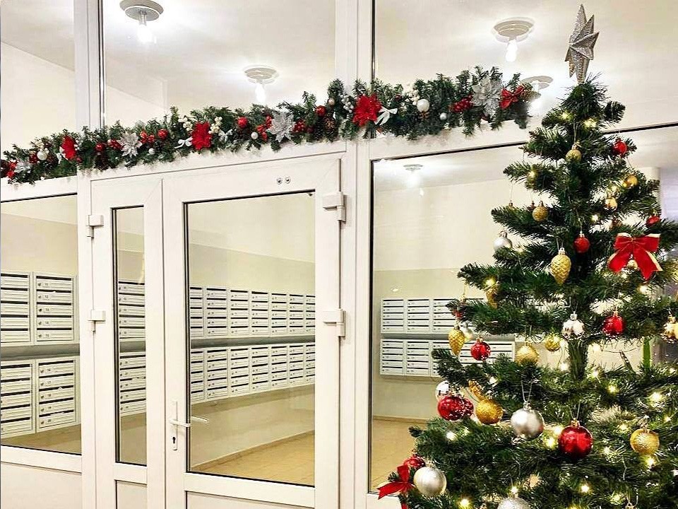 Как украсить подъезд и не поссориться с соседями: новогодняя инструкция от юриста из Балашихи