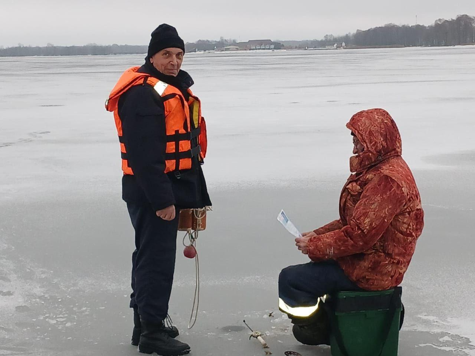 Зимняя рыбалка под контролем: спасатели провели профилактический рейд на озере Святое