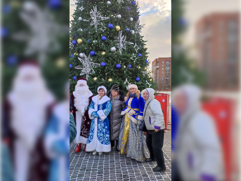 Песни под баян и хоровод: дзержинские пенсионеры прокатились на «Новогоднем автобусе»