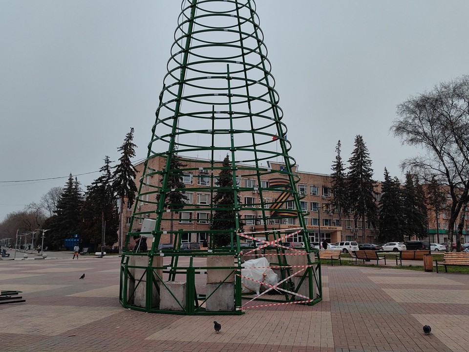 Более 700 разноцветных шаров украсят главную новогоднюю елку в Щелкове