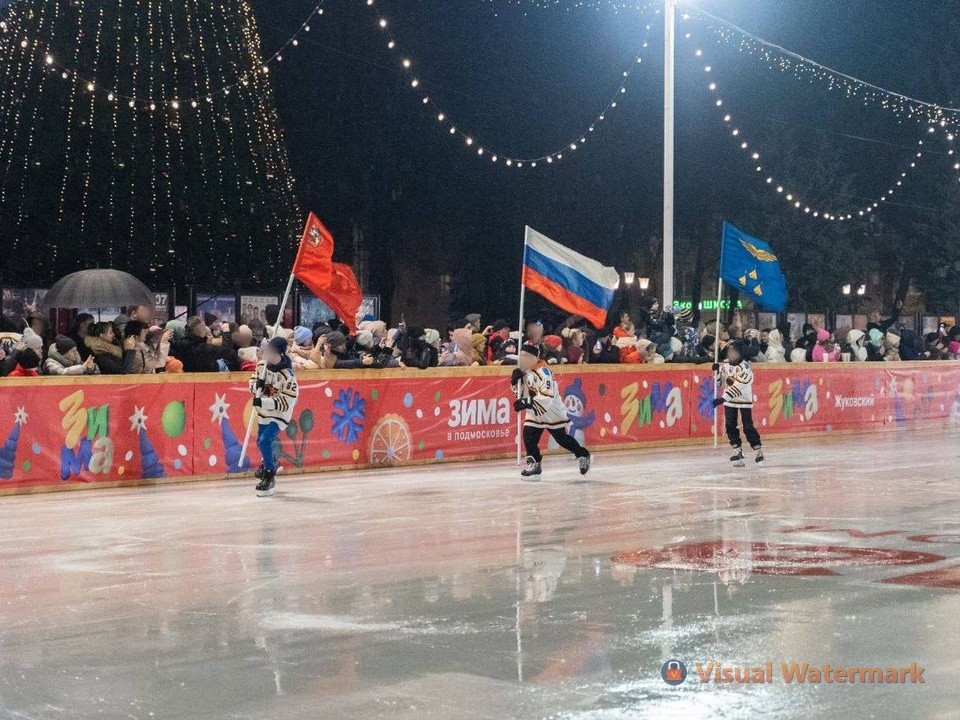 Каток у Дворца культуры заработал: рассекать по льду можно бесплатно и каждый день