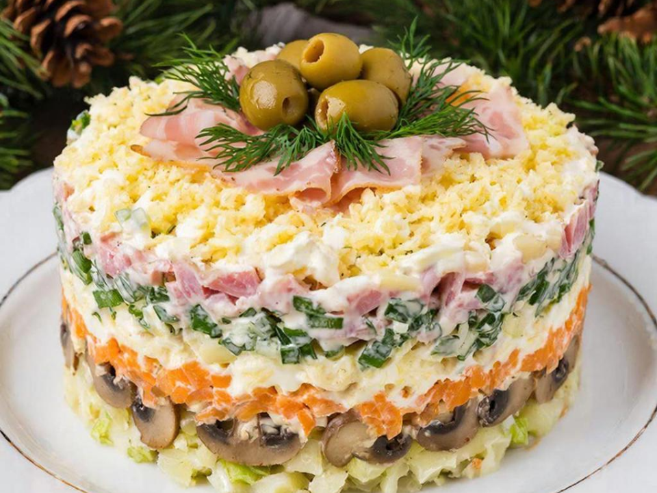 Обычная ветчина и плавленый сыр, а подача — как в дорогом кафе: салат «Белый принц» для праздничного стола