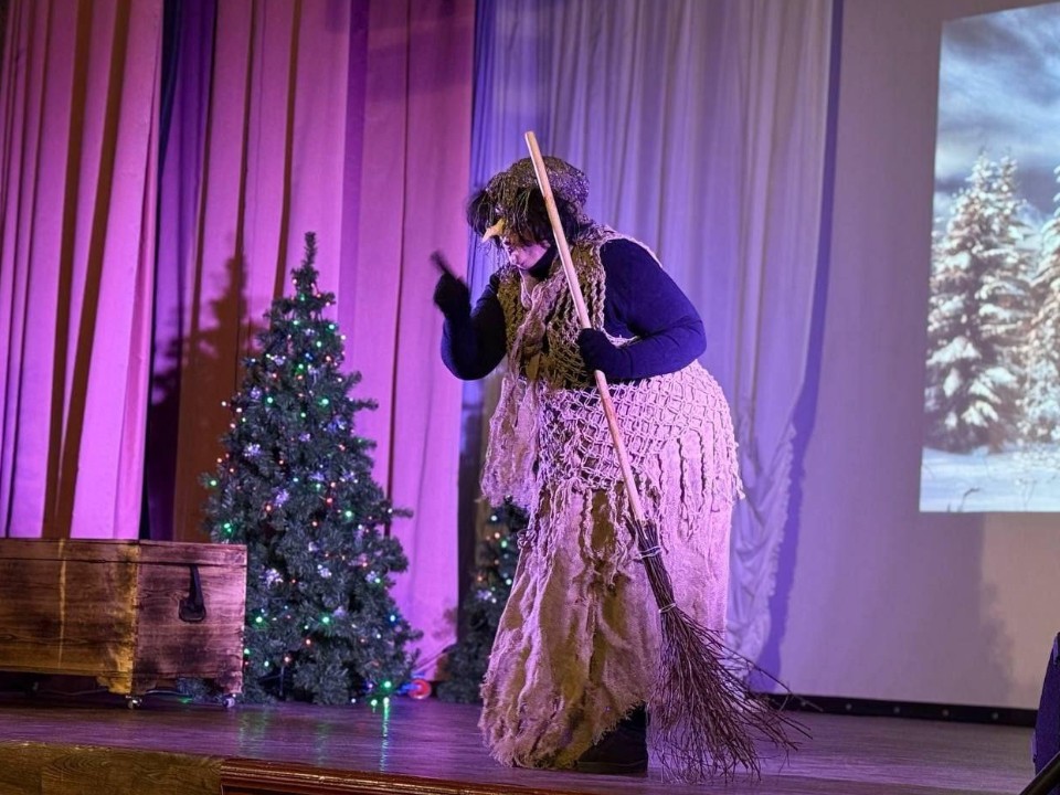 Шишига и Баба-яга: как поздравили с Новым годом учеников черустинской школы