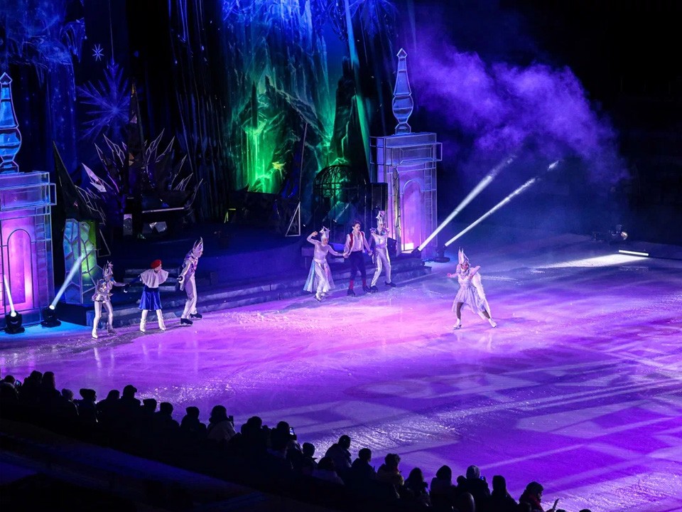 «Окунулись в атмосферу волшебства»: около тысячи детей из Люберец стали гостями губернаторской елки