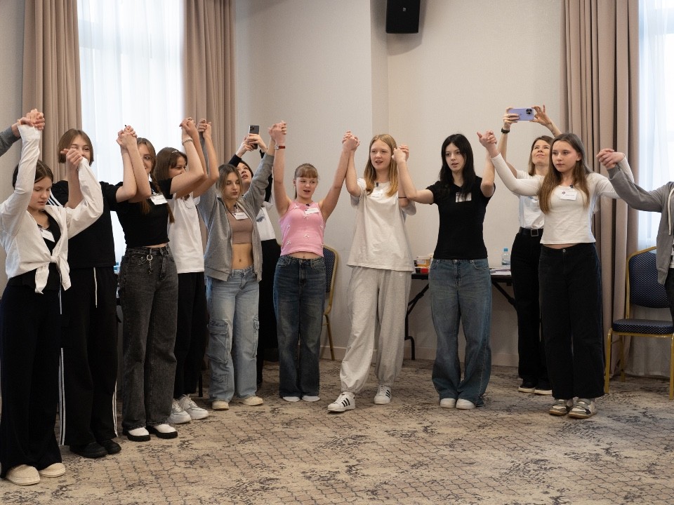 Мюзикл, тренинг и мастер-класс: фонд «Синергия Добра» подарил школьникам насыщенную программу в Москве