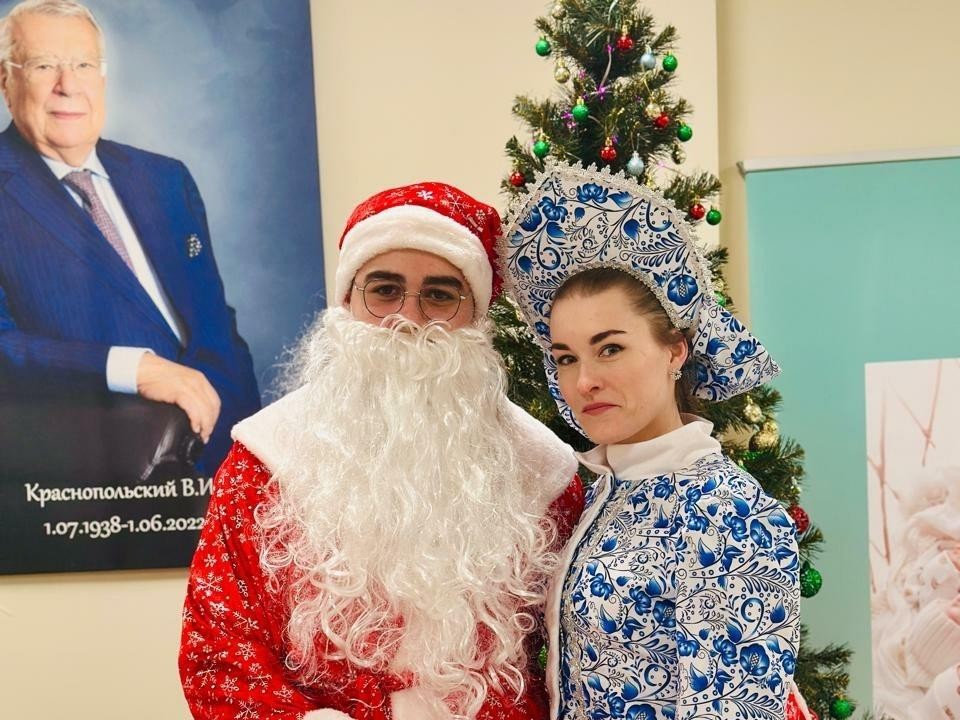 Дед Мороз, Снегурочка и гинеколог: какие сюрпризы ждут будущих родителей на завершающей встрече в МОНИИАГ