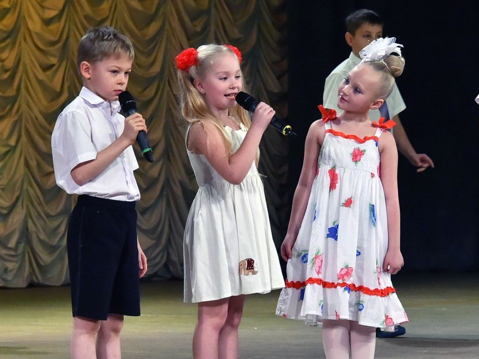 Вместо конкурсов красоты — хоры и танцы: детские «мисс» предложили запретить