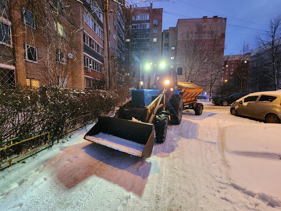 Коммунальные службы в Чехове работают в усиленном режиме из-за снегопада