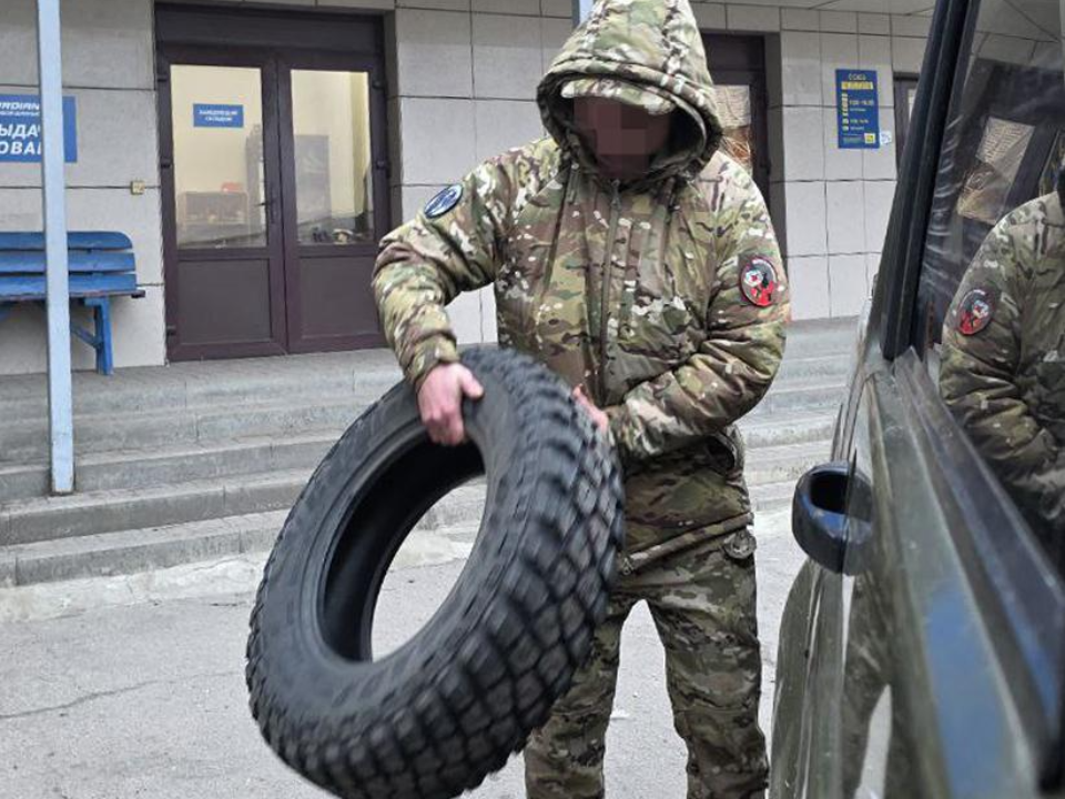 Скорость имеет значение: пожарные обеспечили солдата новой резиной для служебного автомобиля