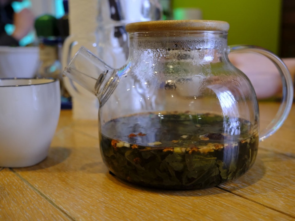 Чай с малиной против горячего вина: что выбрать при простуде объяснил врач