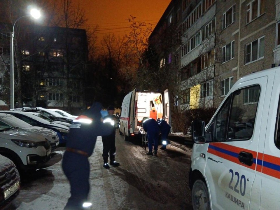 Вместе на вызове: как спасатели помогли медикам эвакуировать пенсионерку