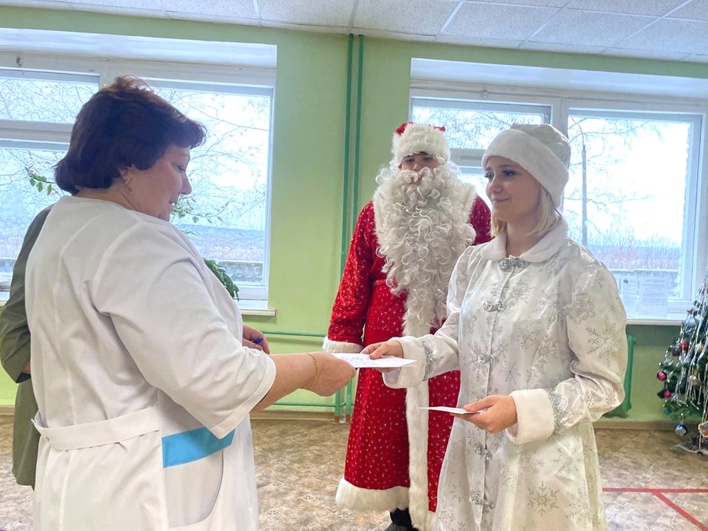 «Российский Дед Мороз» в Мещерине: активисты благодарят героев в белых халатах