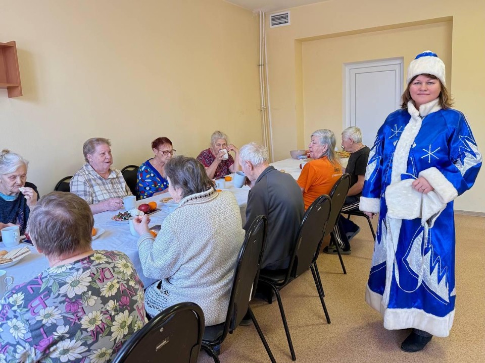 Основа долголетия: предновогодний сюрприз для бабушек и дедушек от врача-Снегурочки