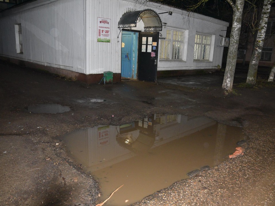 Лужи больше не будет: возле магазина в Новолотошине заделали яму