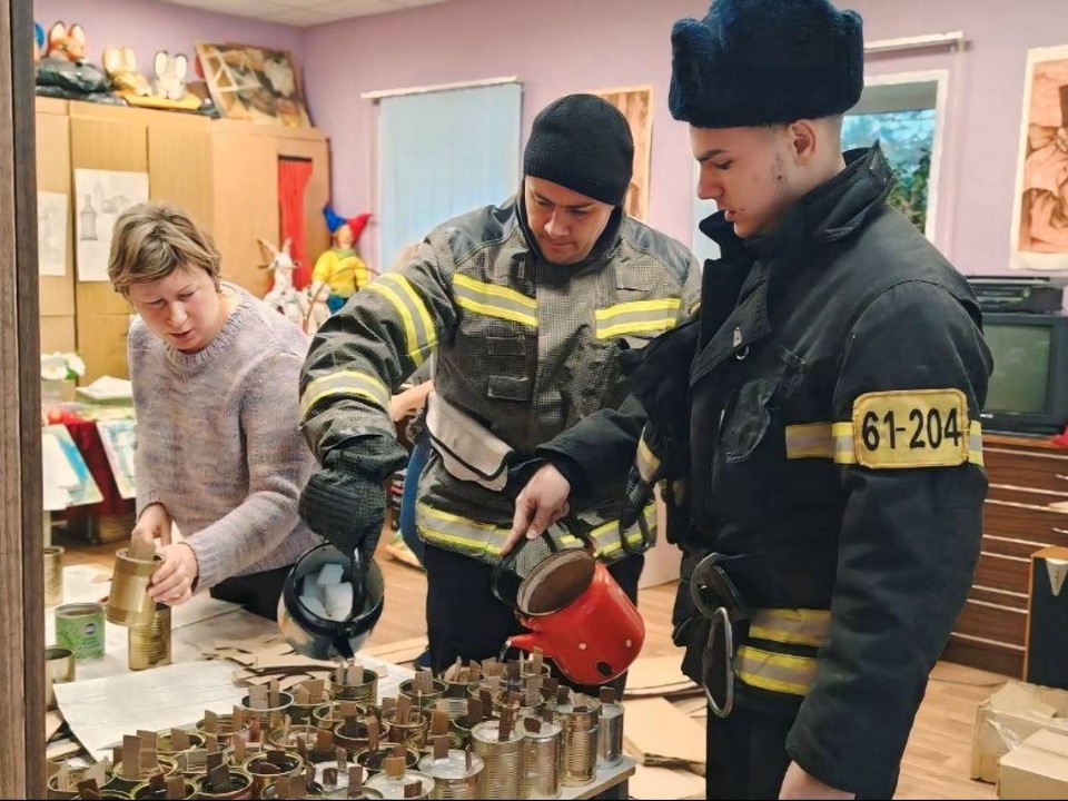 Волоколамские пожарные сделали окопные свечи для бойцов СВО