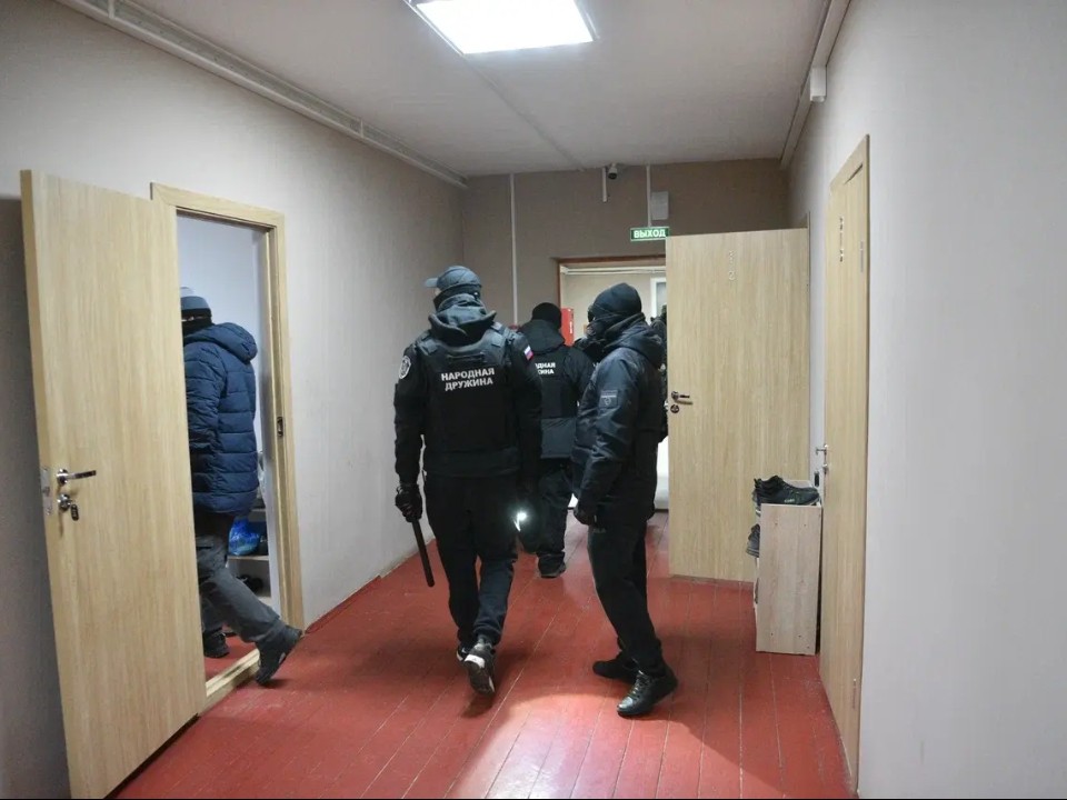 Проверка хостела: в Балашихе задержали иностранцев и вручили им повестки
