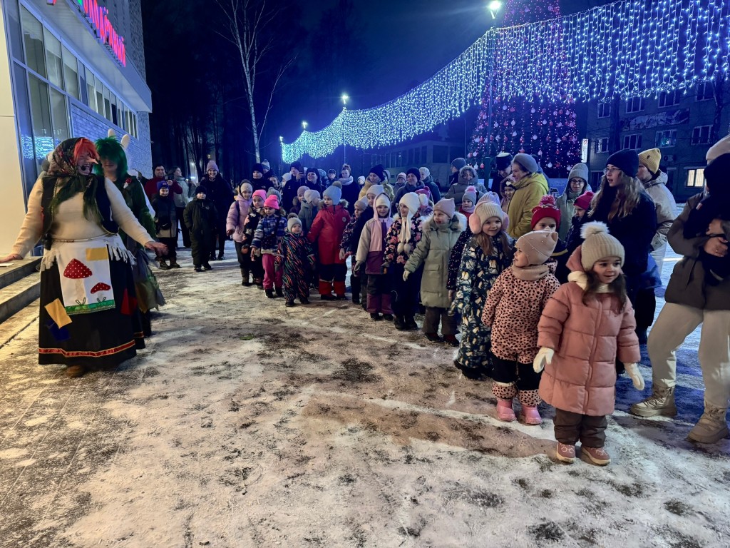 В Молодежном зажгли главную елку и устроили огненное шоу