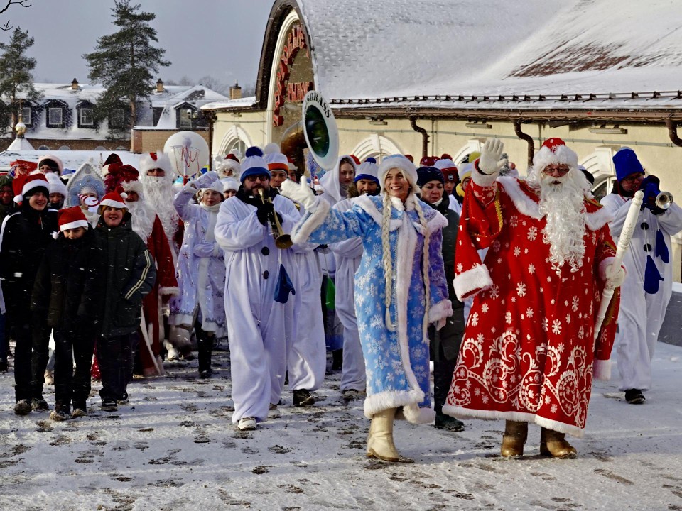 Новому году быть: 500 Дедов Морозов устроили сказочное шествие в Сергиевом Посаде