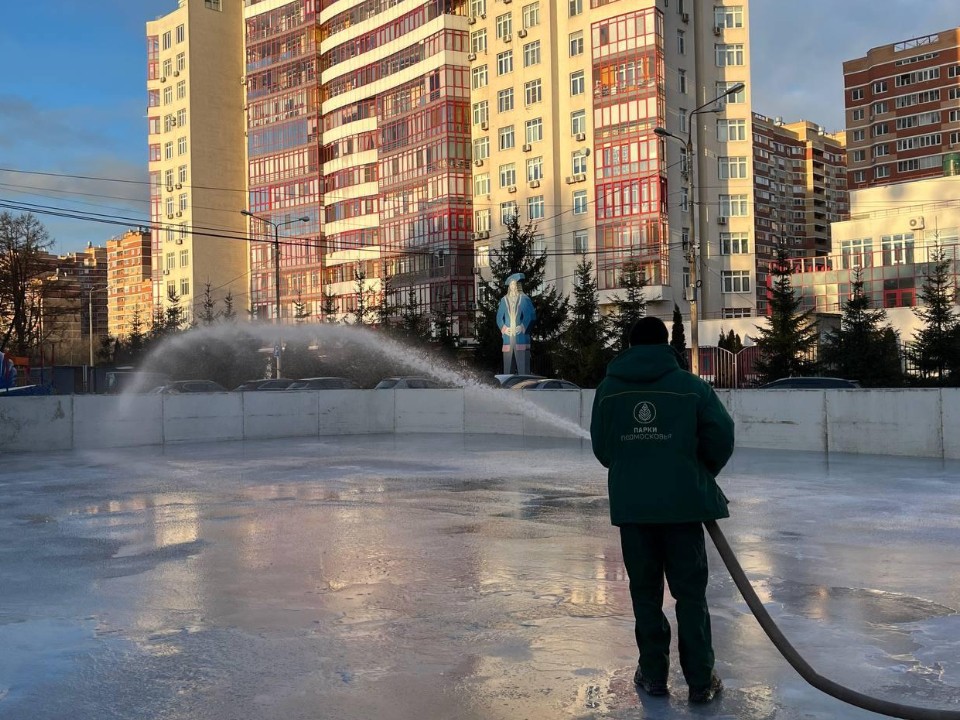 Зимние забавы: большой каток с натуральным льдом зальют в Центральном парке Видного
