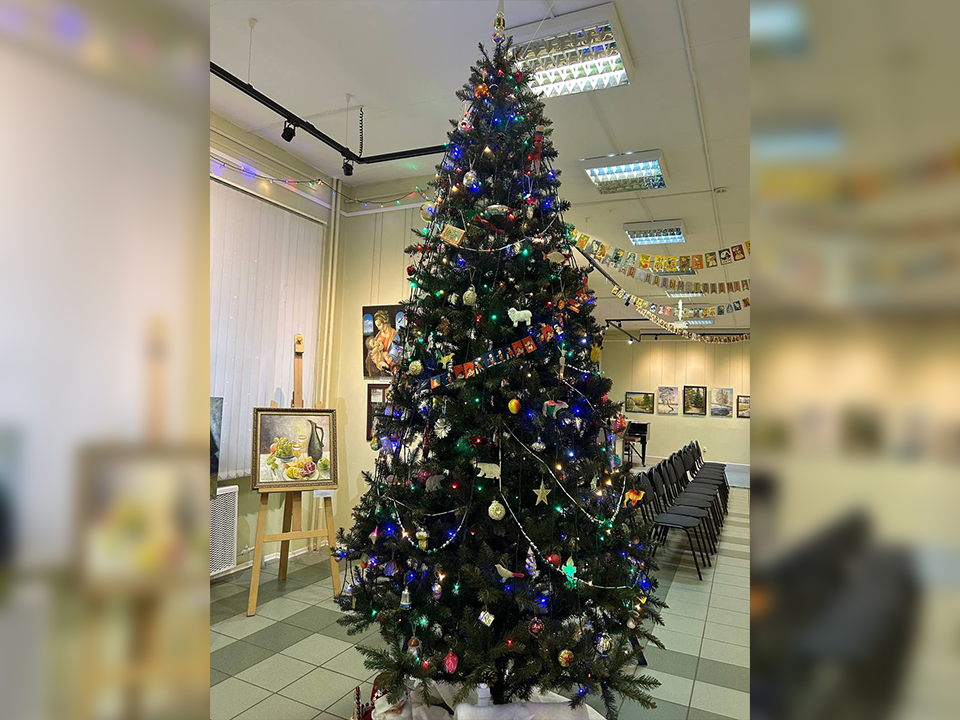 Новогоднюю елку в Долгопрудненском музее украсили редкими игрушками советских лет