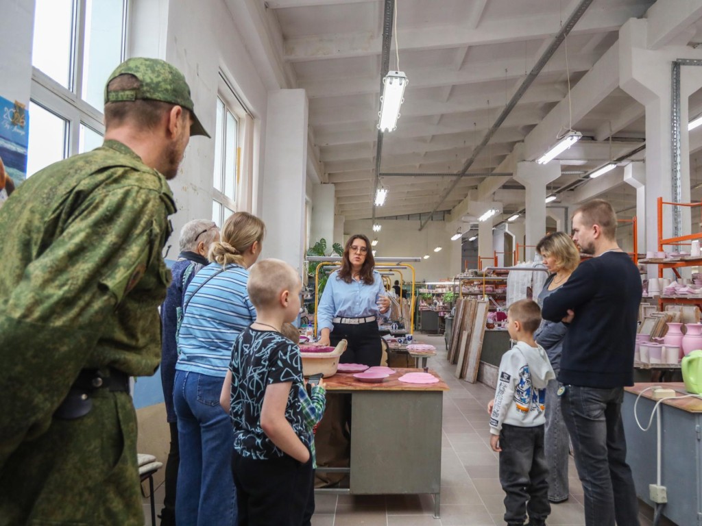 Магия гжельского фарфора помогает участникам СВО вернуться к мирной жизни