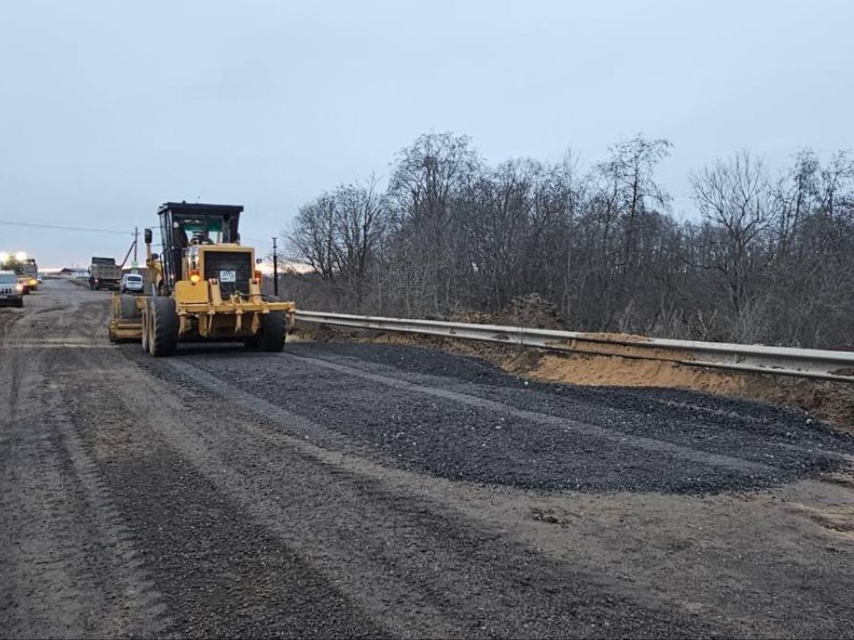 В деревне Масюгино рабочие оперативно восстанавливают дорогу