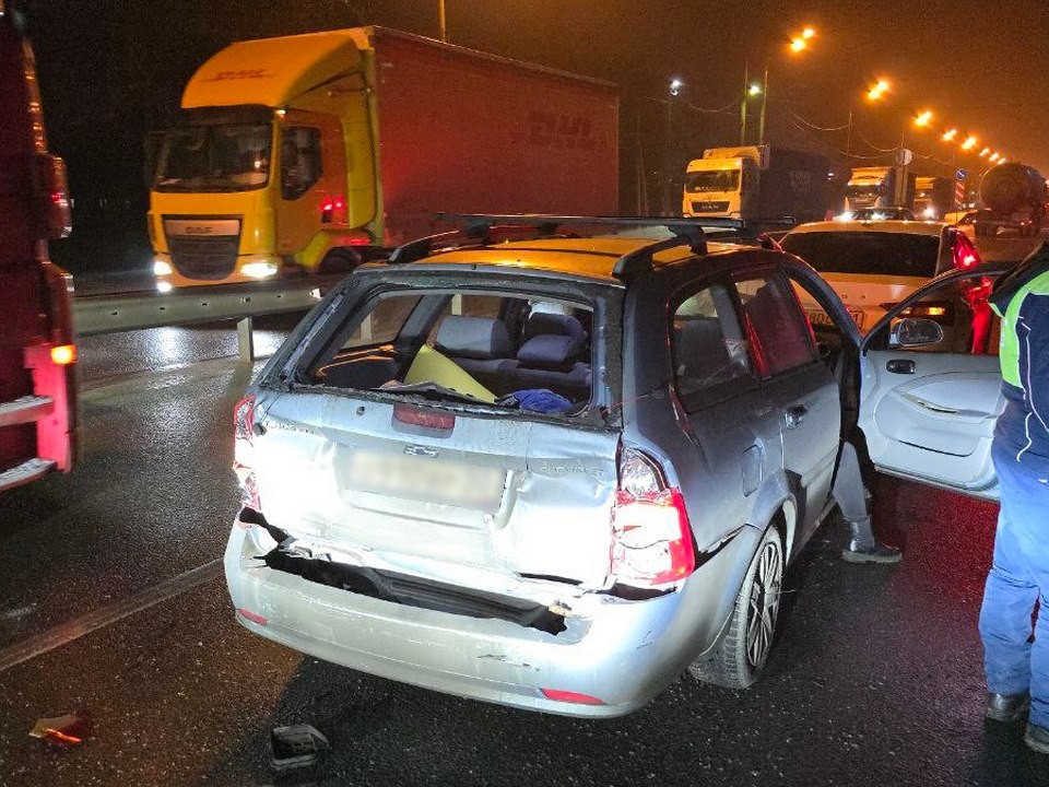 В Луховицах столкнулись легковушки и фура, участнику аварии потребовалась помощь врачей