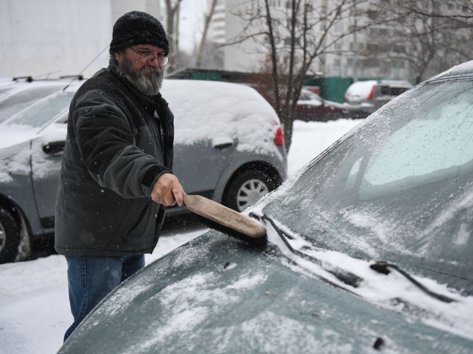 Зимние поездки без риска: что взять в машину и как вести себя на дороге
