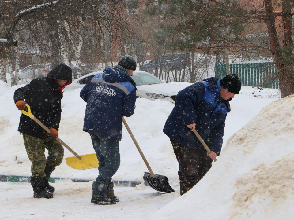 После мощного снегопада в Серебряных Прудах расчищают дороги и дворы