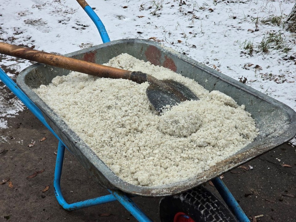 Превентивная обработка: чеховцам объяснили, зачем соль на чистых дорожках