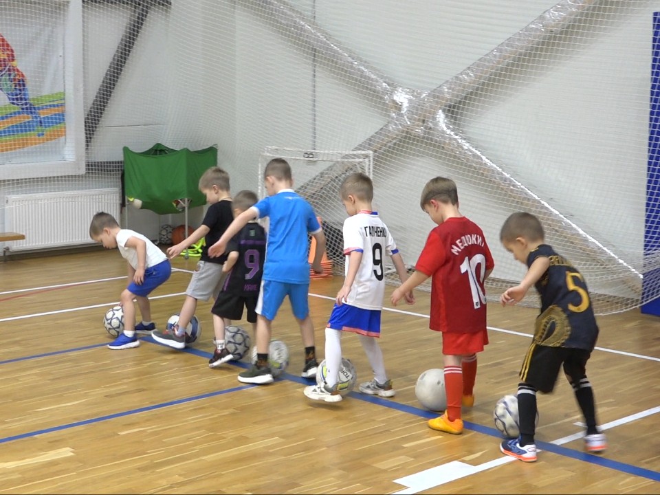 Юные футболисты Власихи показали, чему научились в «Азбуке футбола»