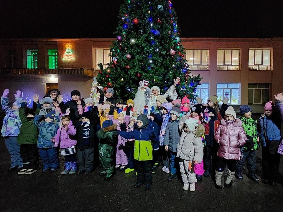 На главной елке Красной Поймы зажгли огни: как это было