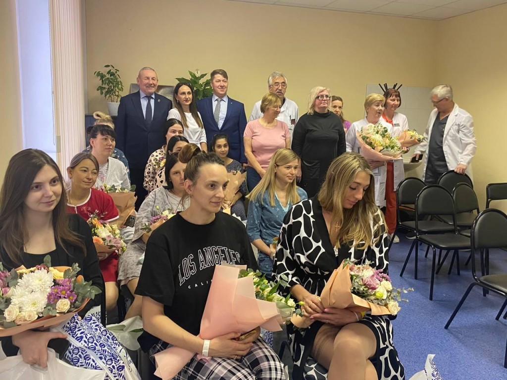 Мамам – цветы, врачам – благодарности: в Ногинском роддоме торжественно отпраздновали День матери
