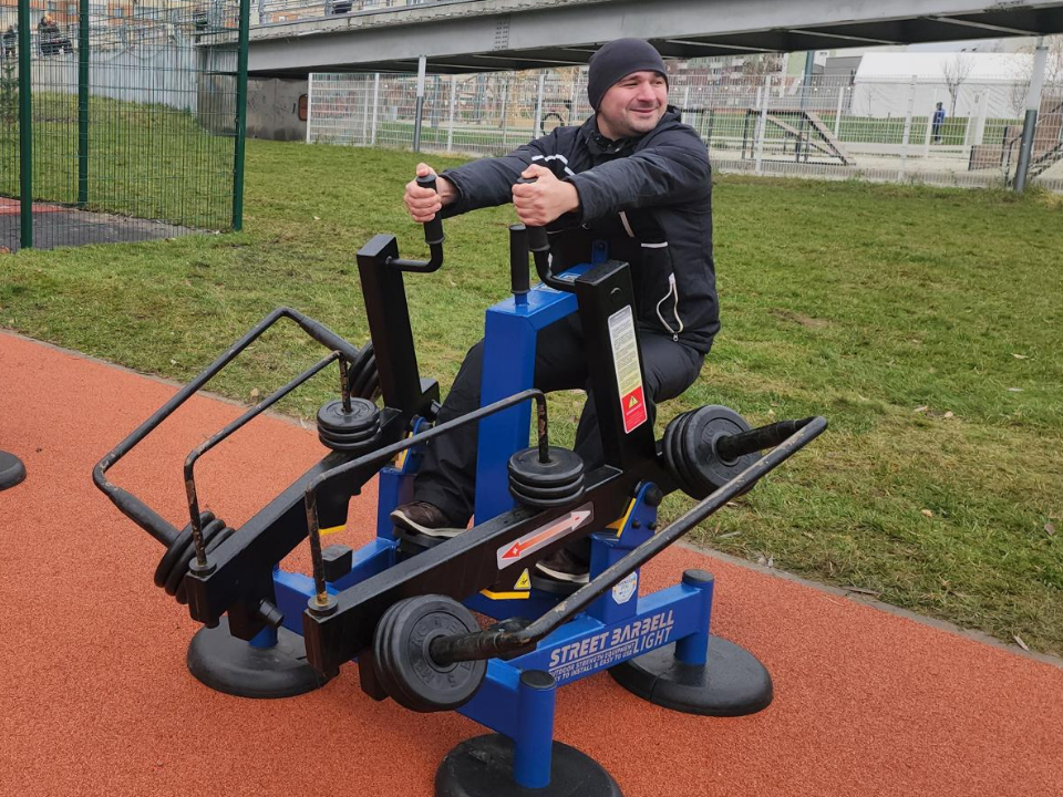 «Спорт — это дело привычки»: жители Павшинской поймы оценили тренажеры на открытом воздухе