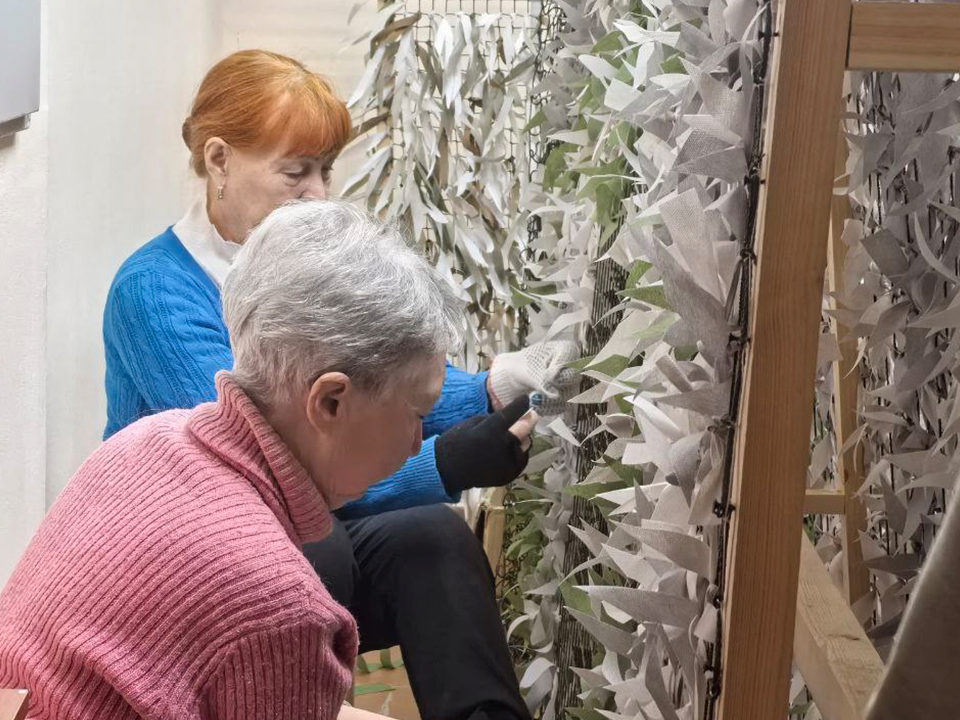 Двойная польза: как в Долгопрудном плетение маскировочных сетей совмещают с уроками здоровья