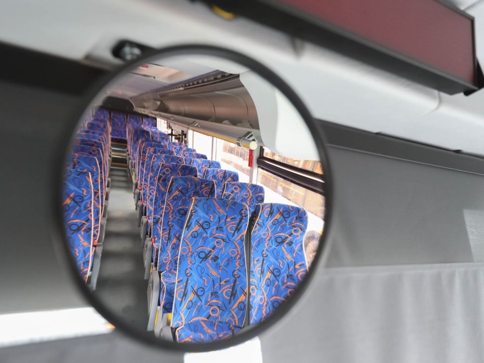 «Я буду петь голосами моих детей» — теперь из динамиков автобуса: как ребята Подмосковья дарят пассажирам праздничное настроение