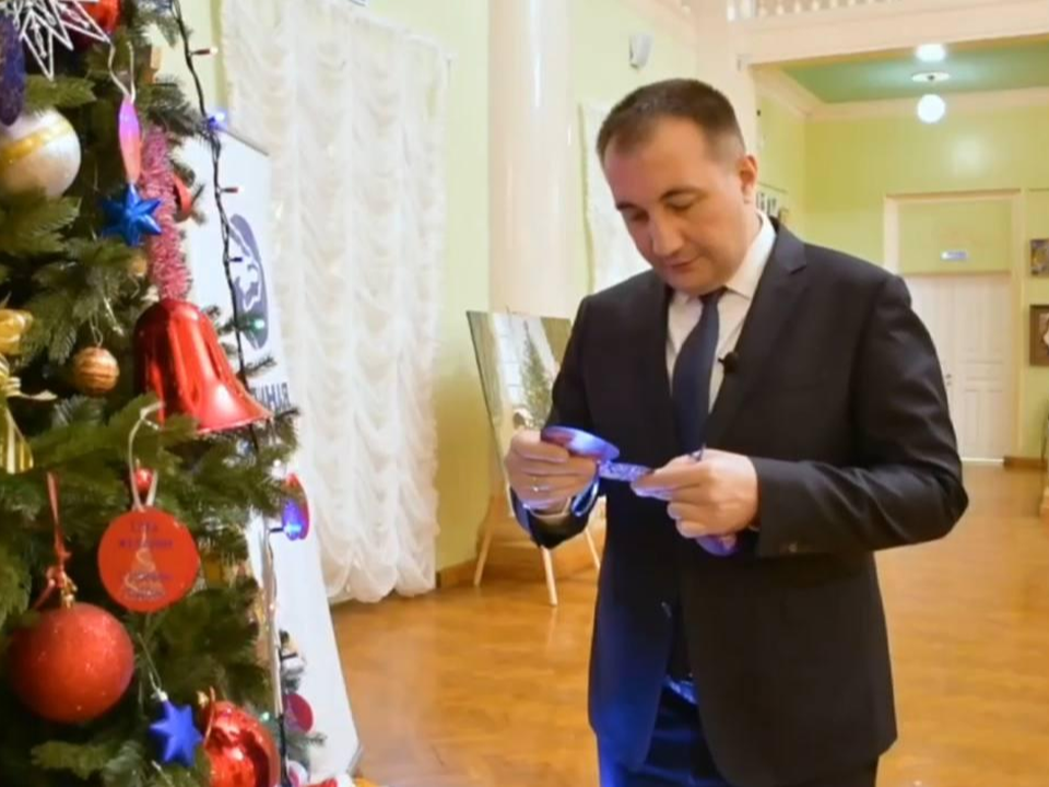 «Елку желаний» установили во Дворце культуры: мечты детей исполнят в ближайшие дни