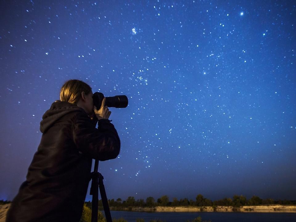 Новая загадка кометы 3I/ATLAS: почему объект возрастом 7,5 млрд лет вдруг изменил свой цвет