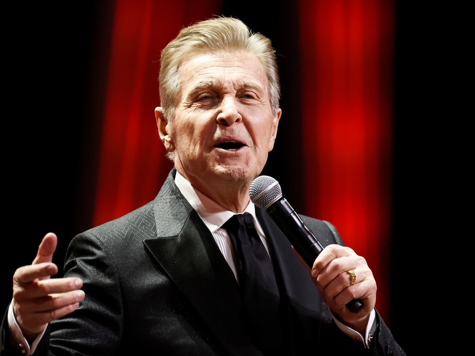 «Успели выпить ровно в полночь»: как Лев Лещенко боролся за бокал шампанского с автобусом