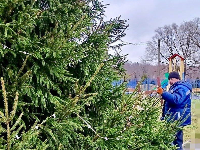 В Веселеве украшают главную елку и заливают каток к новогодним праздникам
