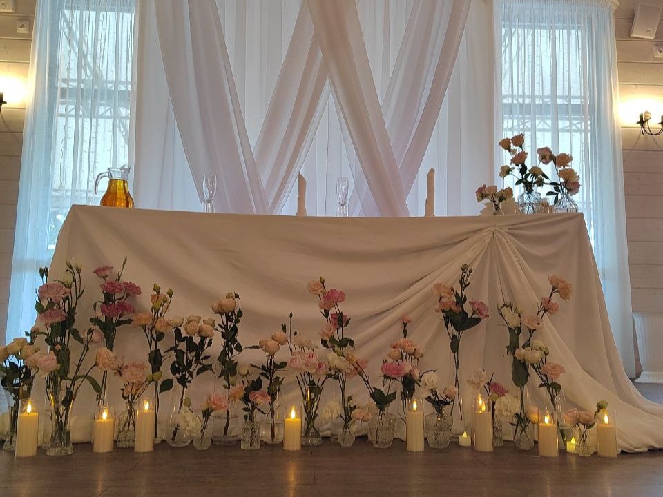 Единый стол, русский стиль и фрукты: декоратор из Видного рассказала, чем удивит 2026 год