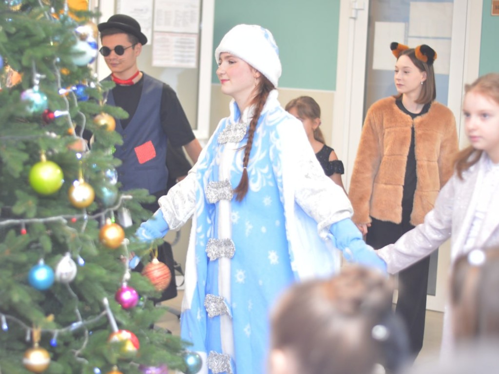 Младшие школьники Шатуры получают сладкие подарки от главы округа