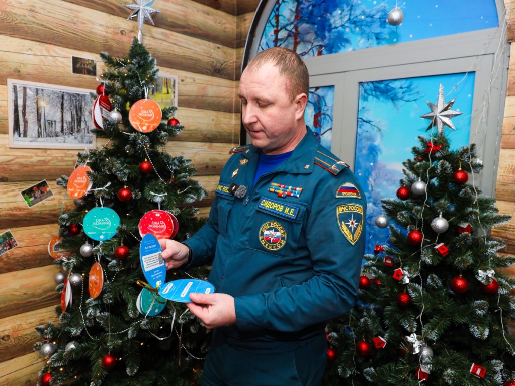 В Раменском пожарный исполнил желание девочки с нарушением слуха