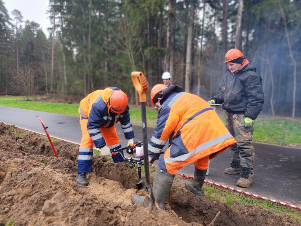 На бульваре Мержанова в Черноголовке монтируют новую линию освещения